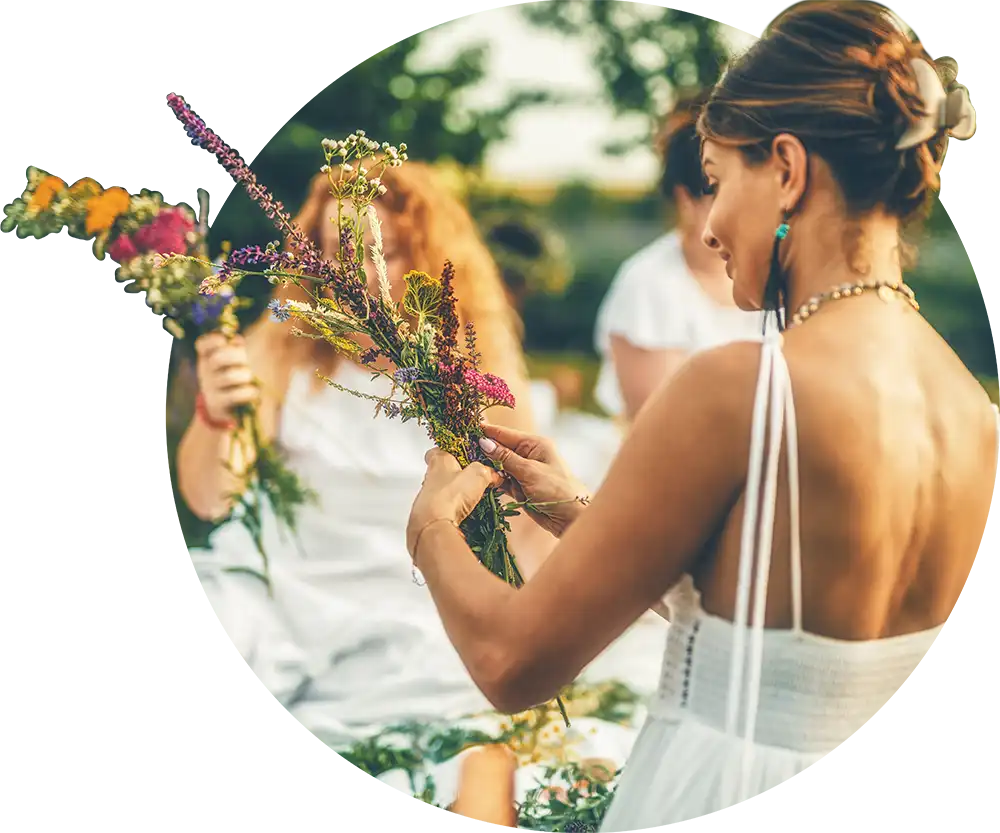 Blick auf Frauen, die Kränze aus schönen Blumen flechten