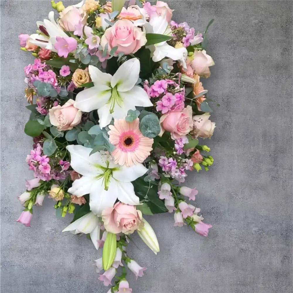 Blumenarrangement. Draufsicht und Nahaufnahme