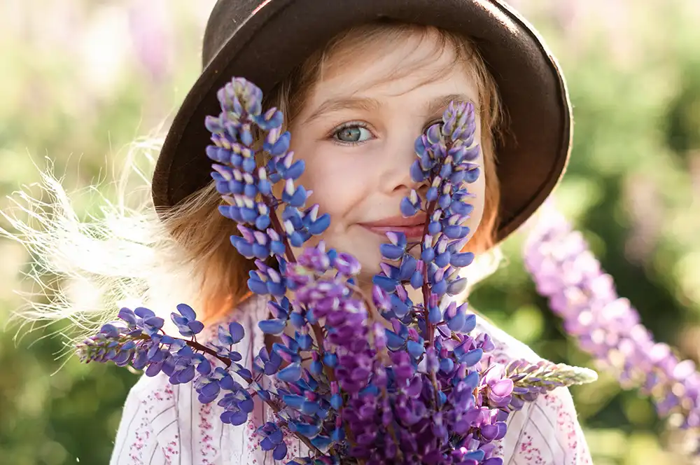 Kleiner Junge mit Tulpen, isoliert auf weißem Hintergrund